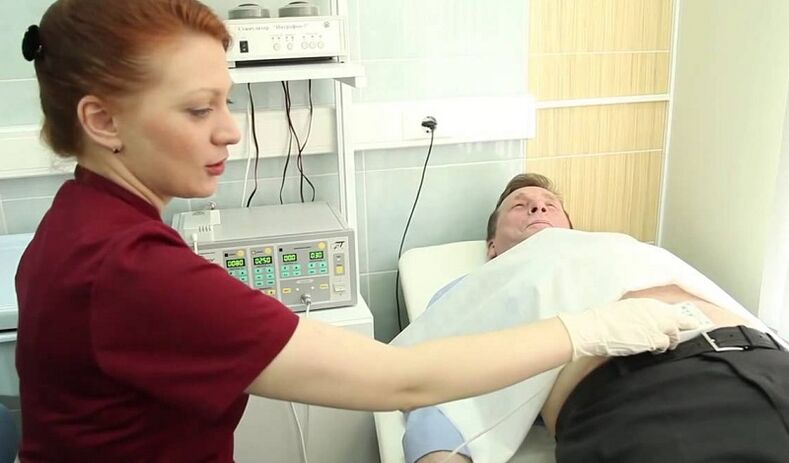 Gydytojas apžiūri pacientą, kad nustatytų prostatitą